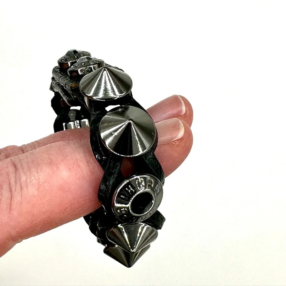 🤎 HENRI BENDEL Vintage Studs & Logo Leather Bracelet.
Black & Silver - Picture 11 of 16